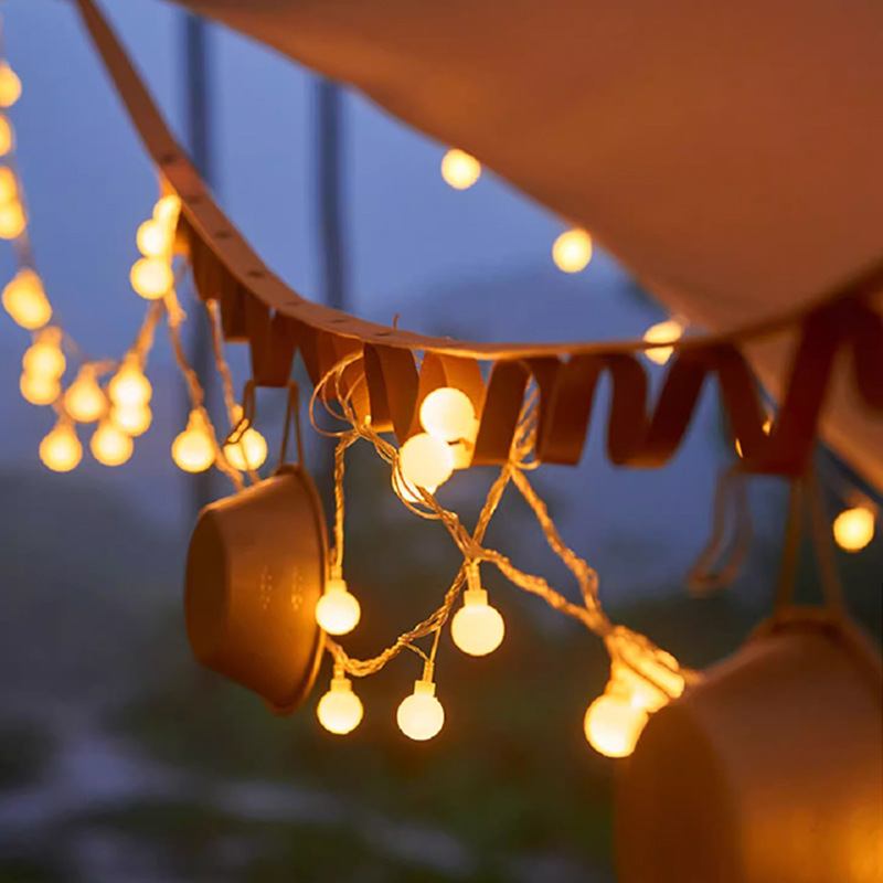 Solar-Lichterketten erhellen Abende auf der Terrasse.