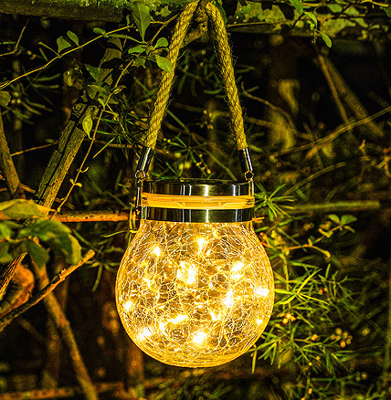 Nutzen Sie solarbetriebene Lampen sinnvoll, um eine warme und gemütliche Atmosphäre auf dem Balkon zu schaffen.