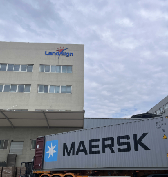 Die Beladung und Verschiffung von Containern am frühen Morgen beginnt bei Landsign