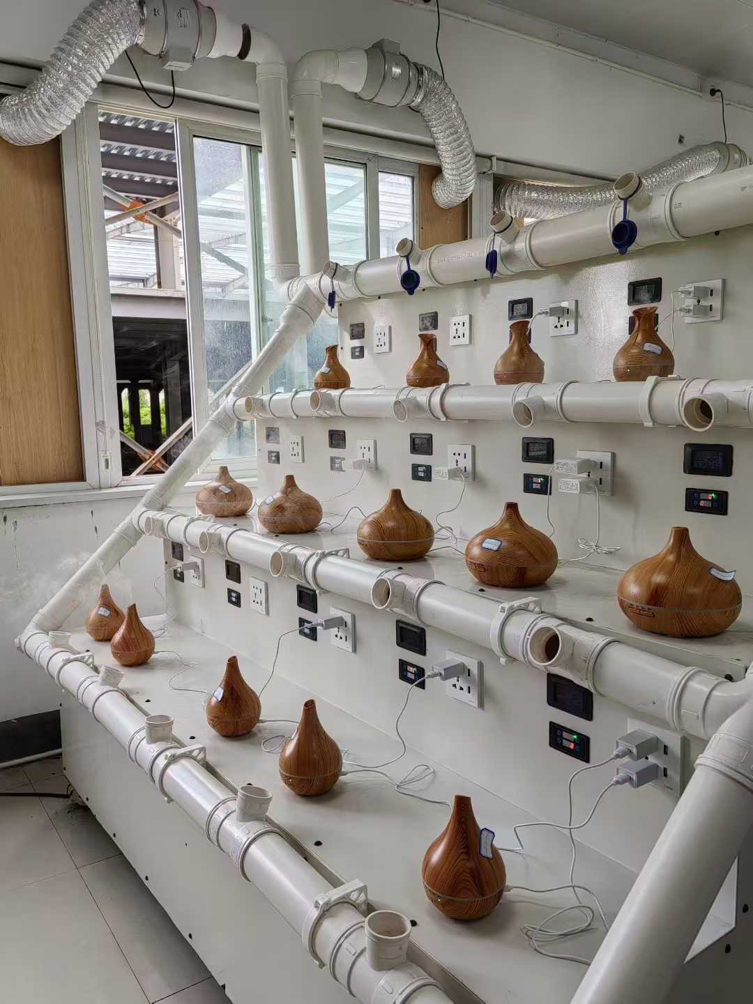 Der Alterungstest für den hölzernen Aromadiffusor ist im Gange